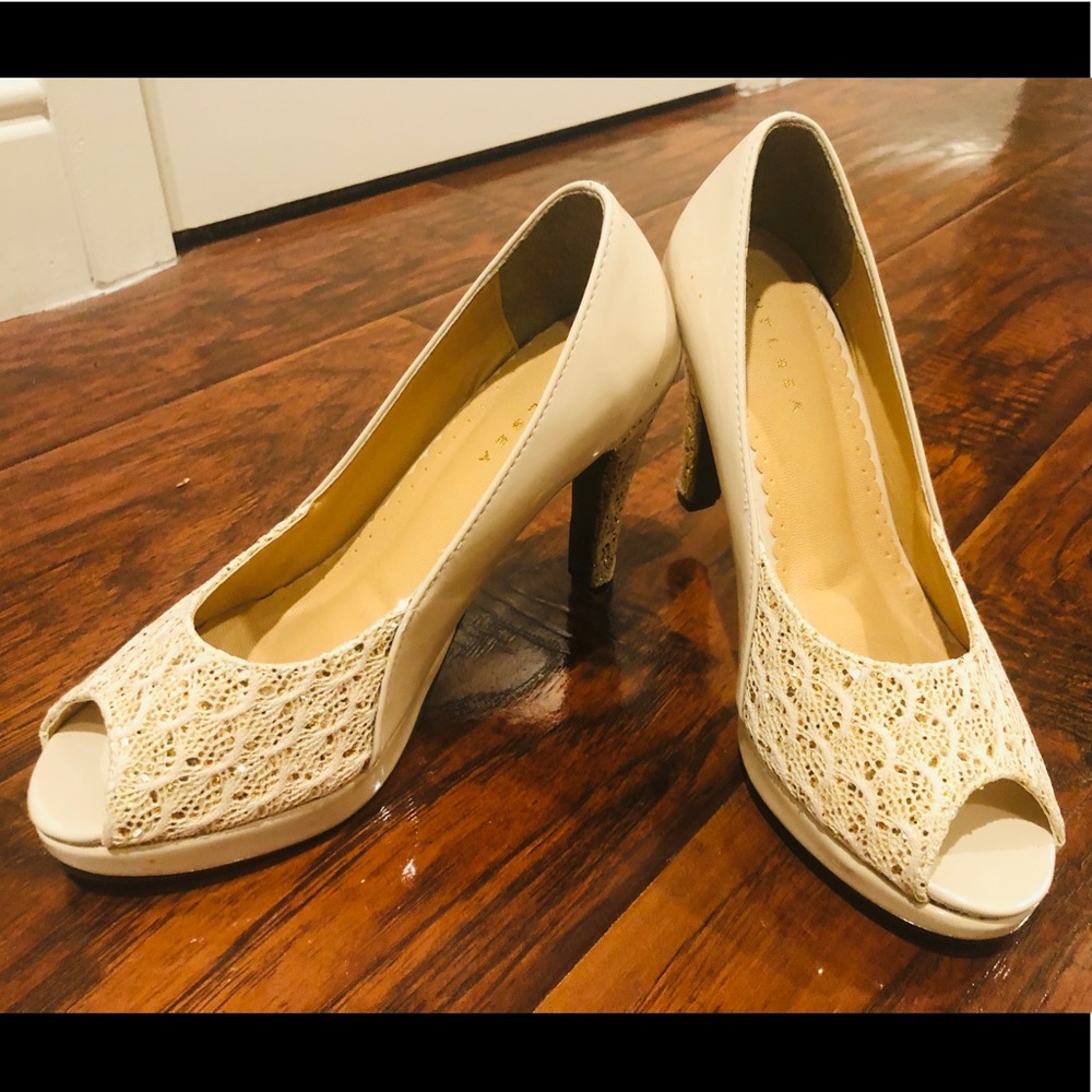 Chelsea Pump size 6 in cream color